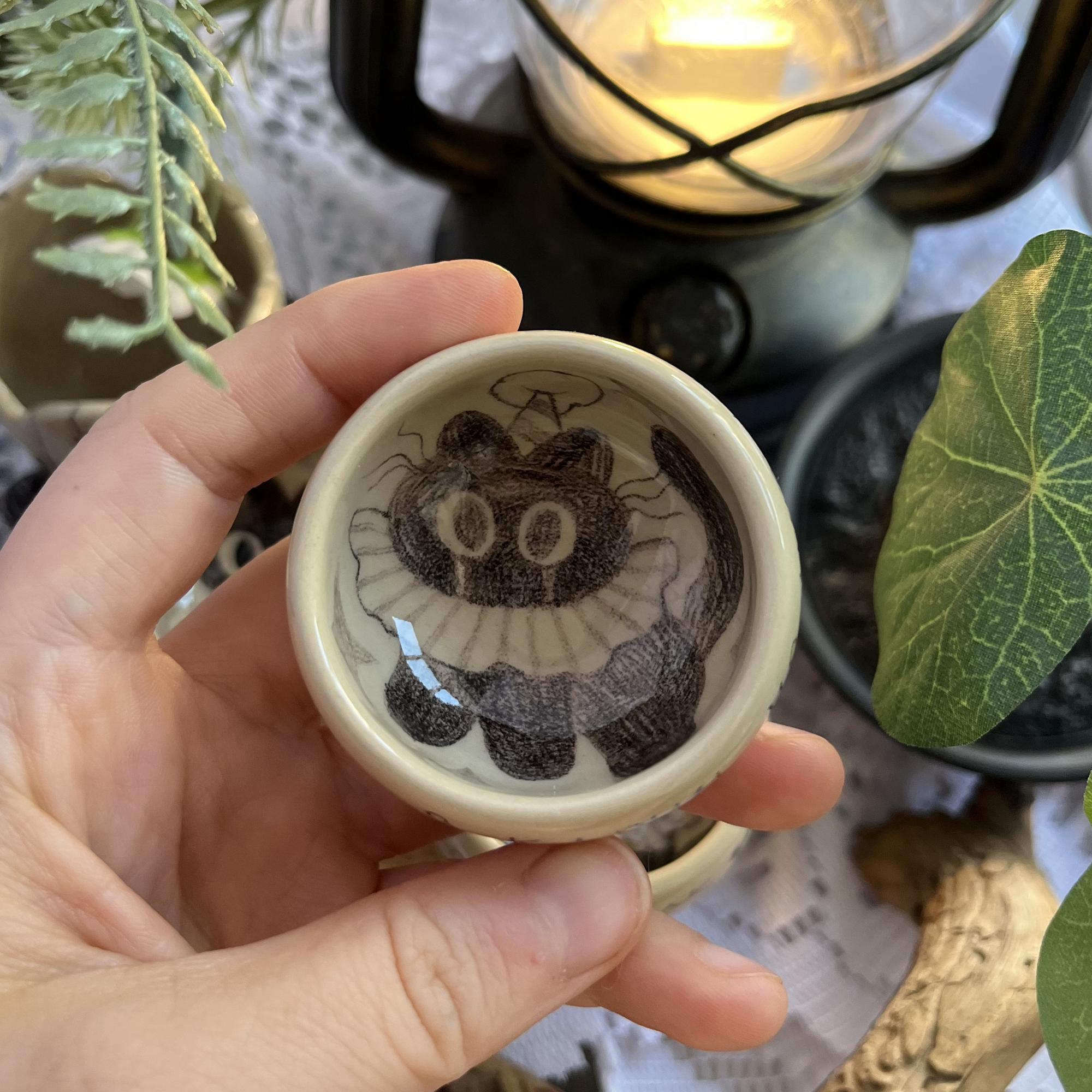 Пиала с карандашным рисунком котика-клоуна