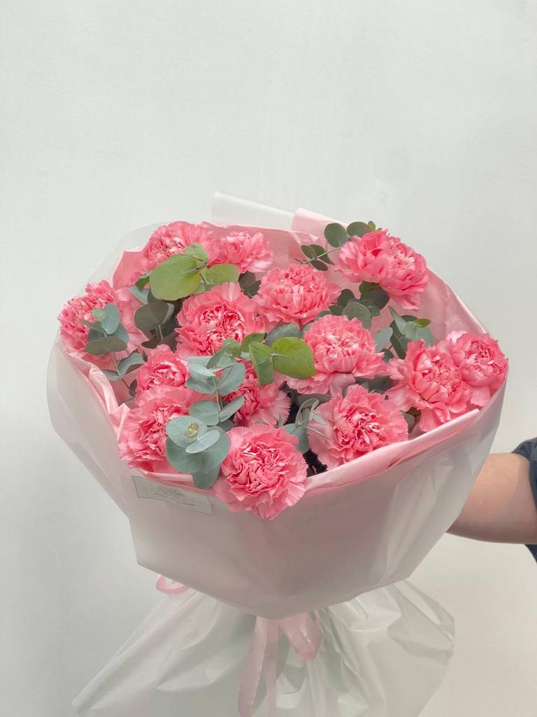 Монобукет из розовых диантусов с эвкалиптом