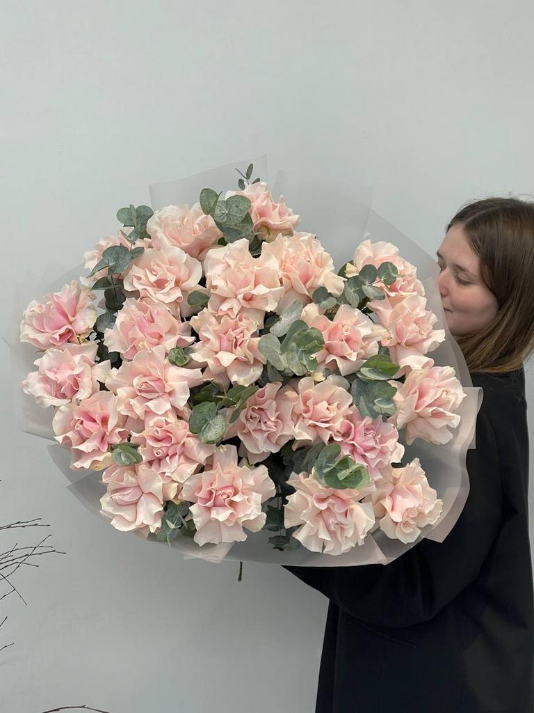 монобукет из 25 французских роз с эвкалиптом