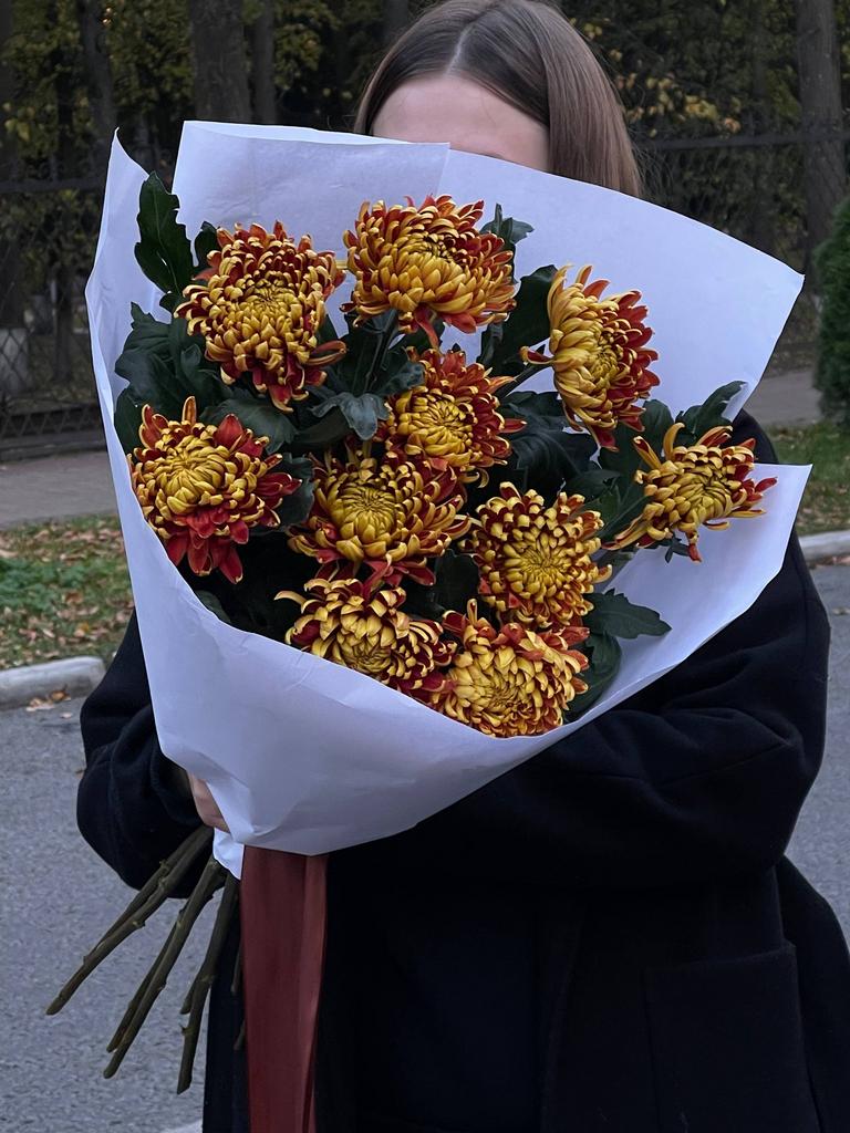 Охапка сезонных хризантем