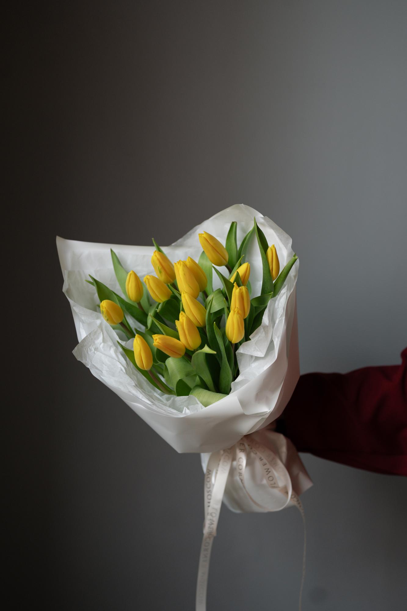Букет из 15 желтых тюльпанов