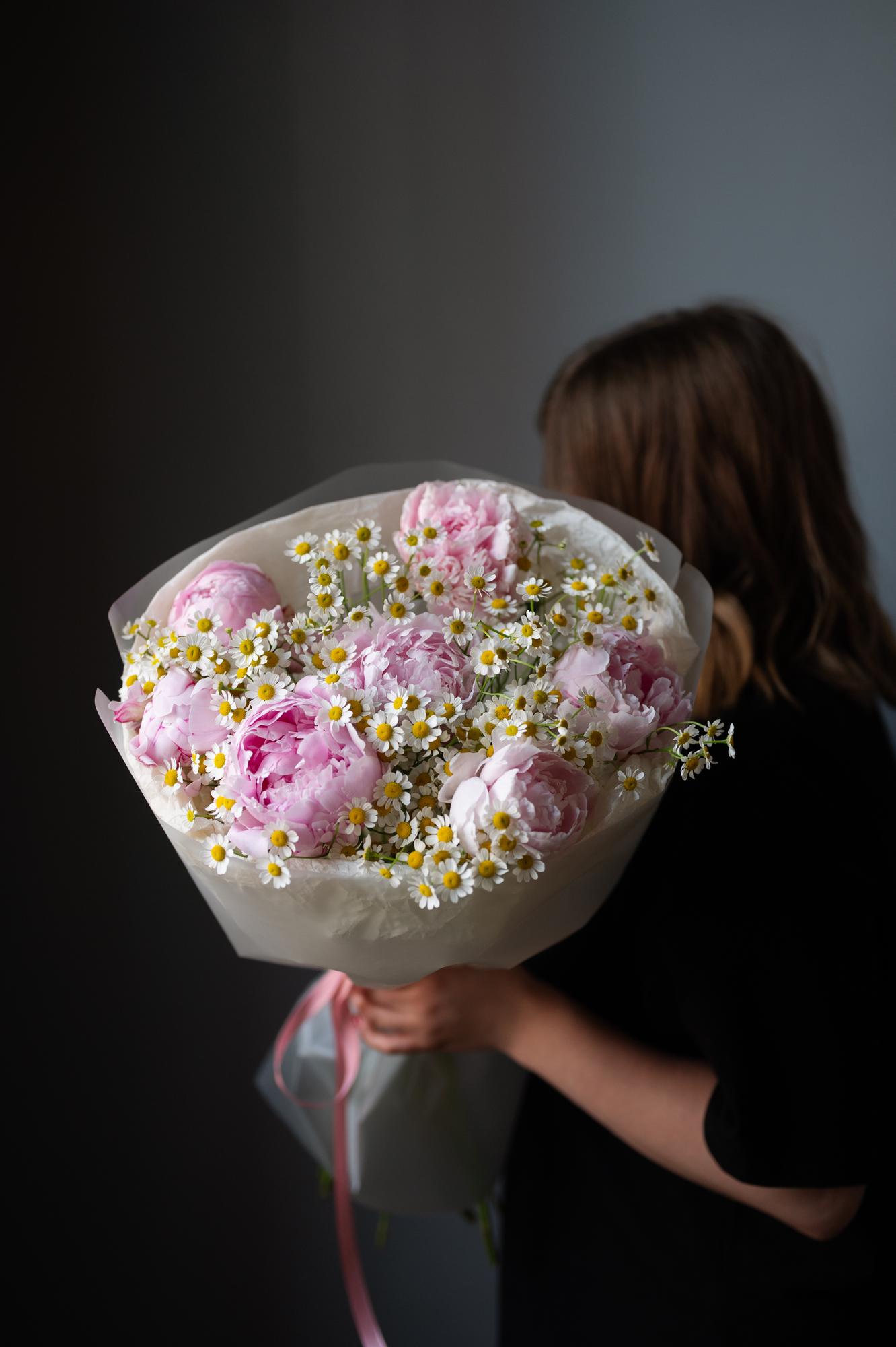 Дуо-букет "Пионы и ромашка"