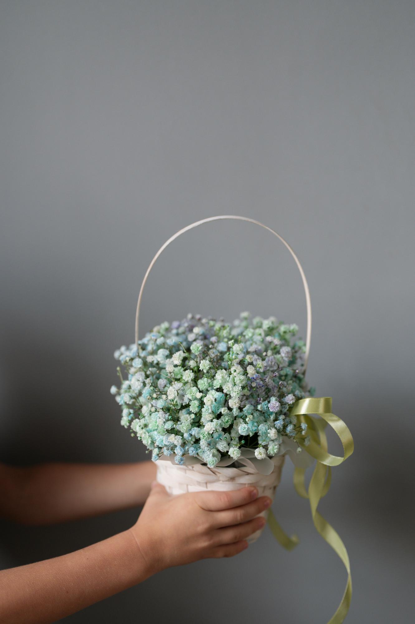 Композиция "Корзинка с гипсофилой"