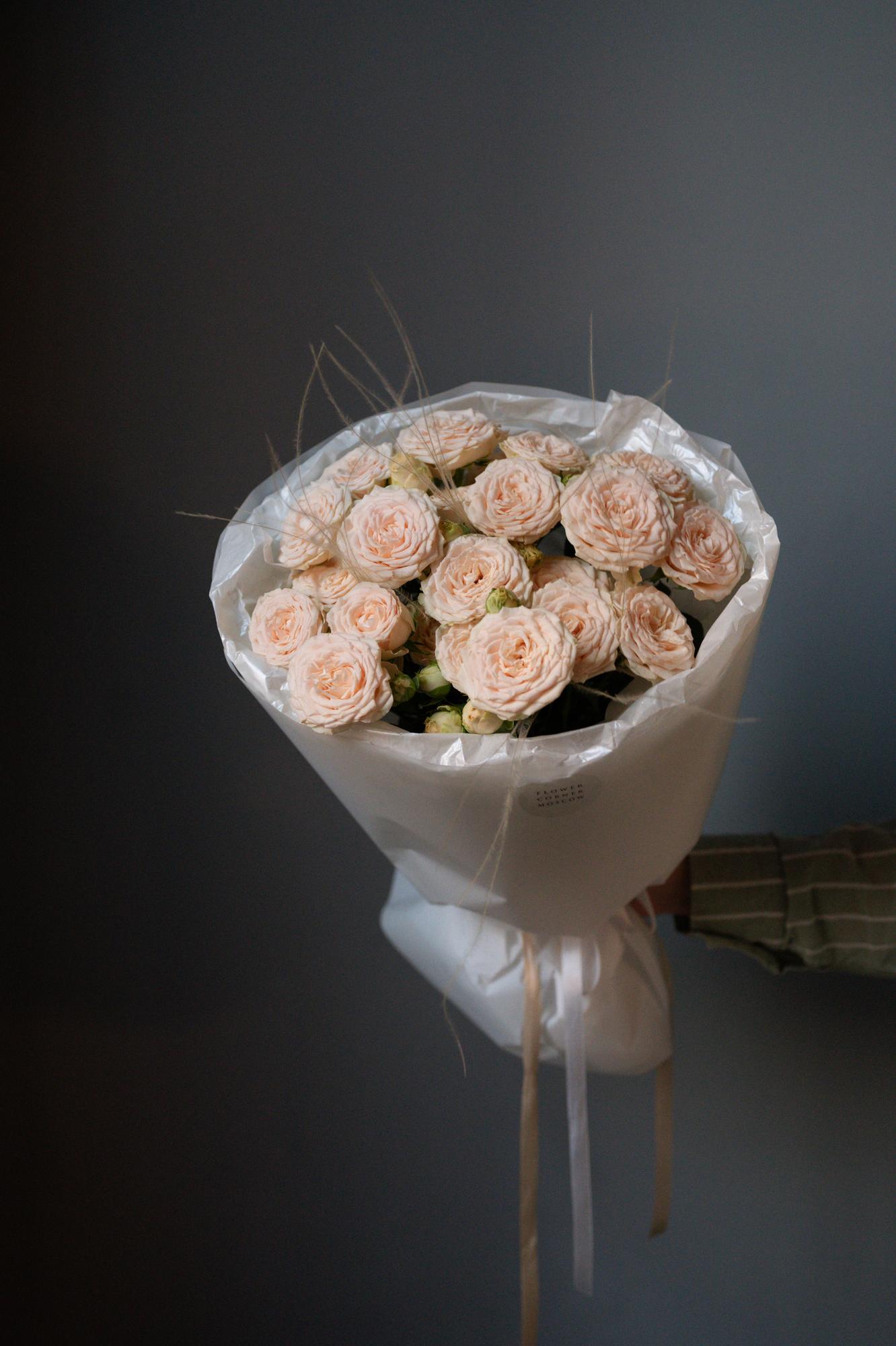 Букет с кустовой пионовидной розой