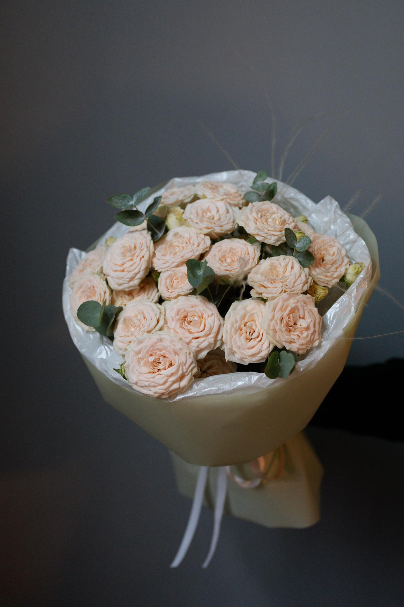 Моно-букет с пионовидной розой и эвкалиптом