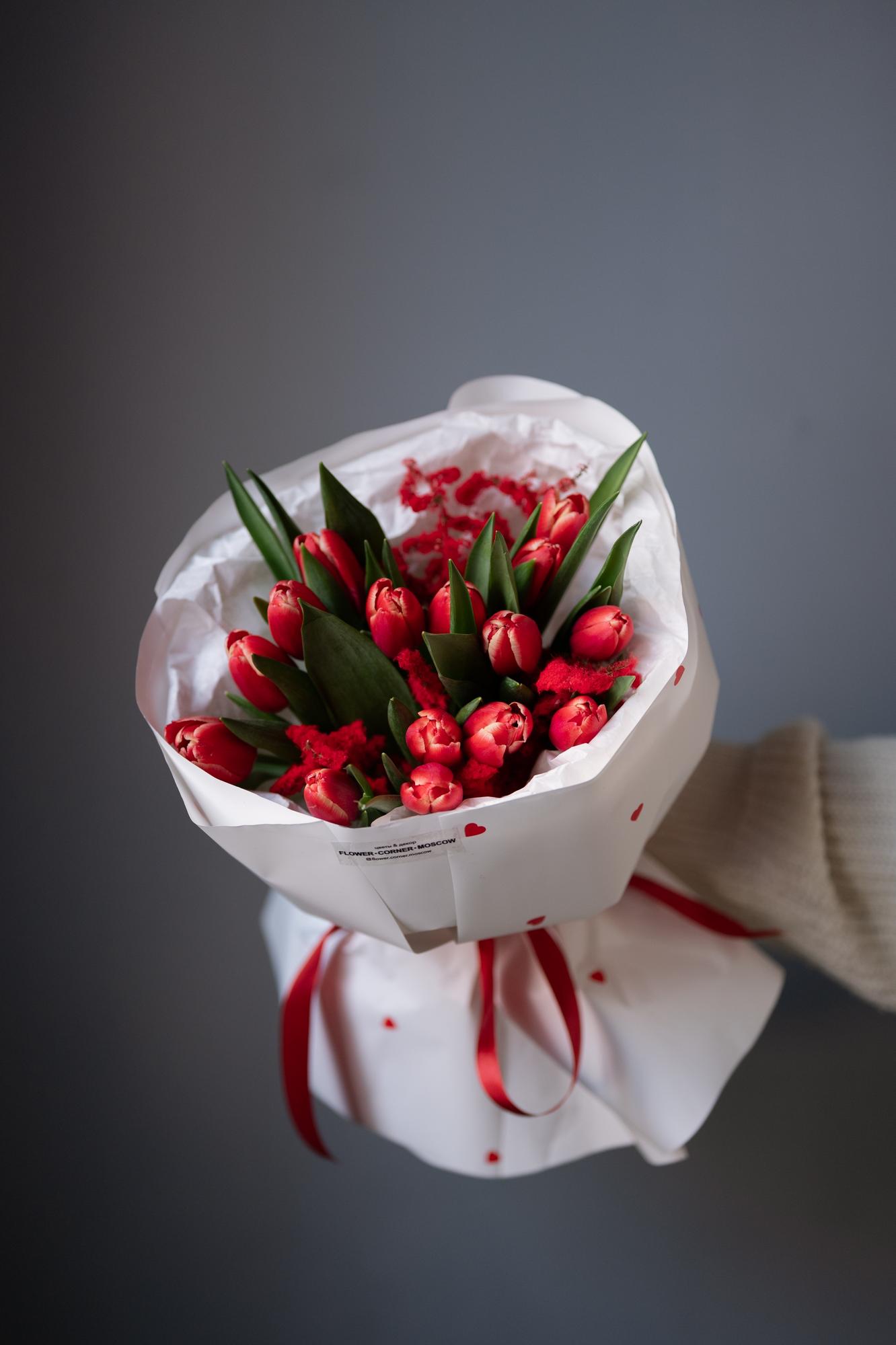 Букет с тюльпанами и заснеженным аспарагусом