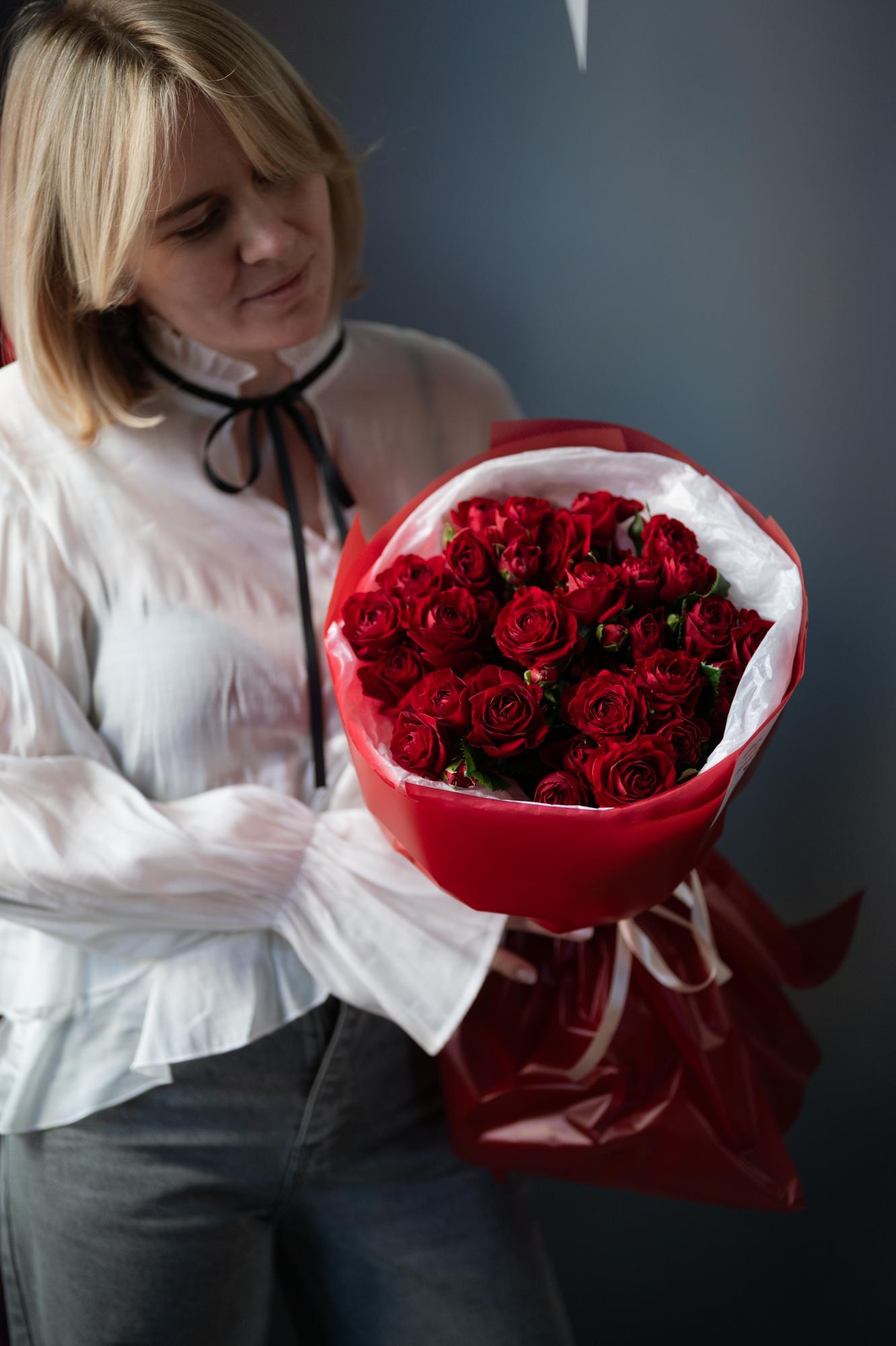 Букет из красных кустовых роз