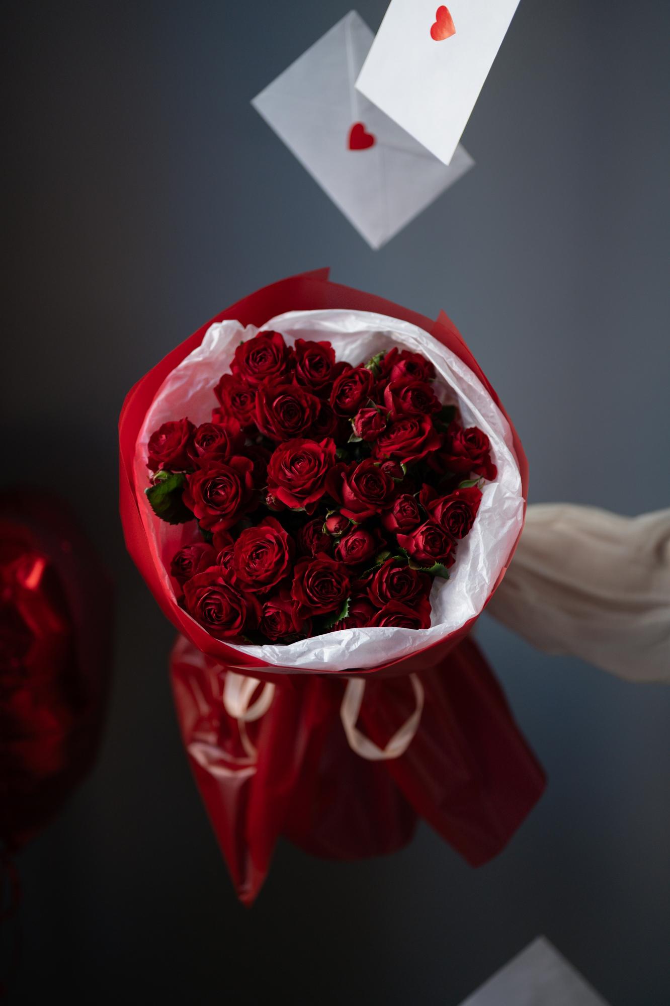 Букет из красных кустовых роз