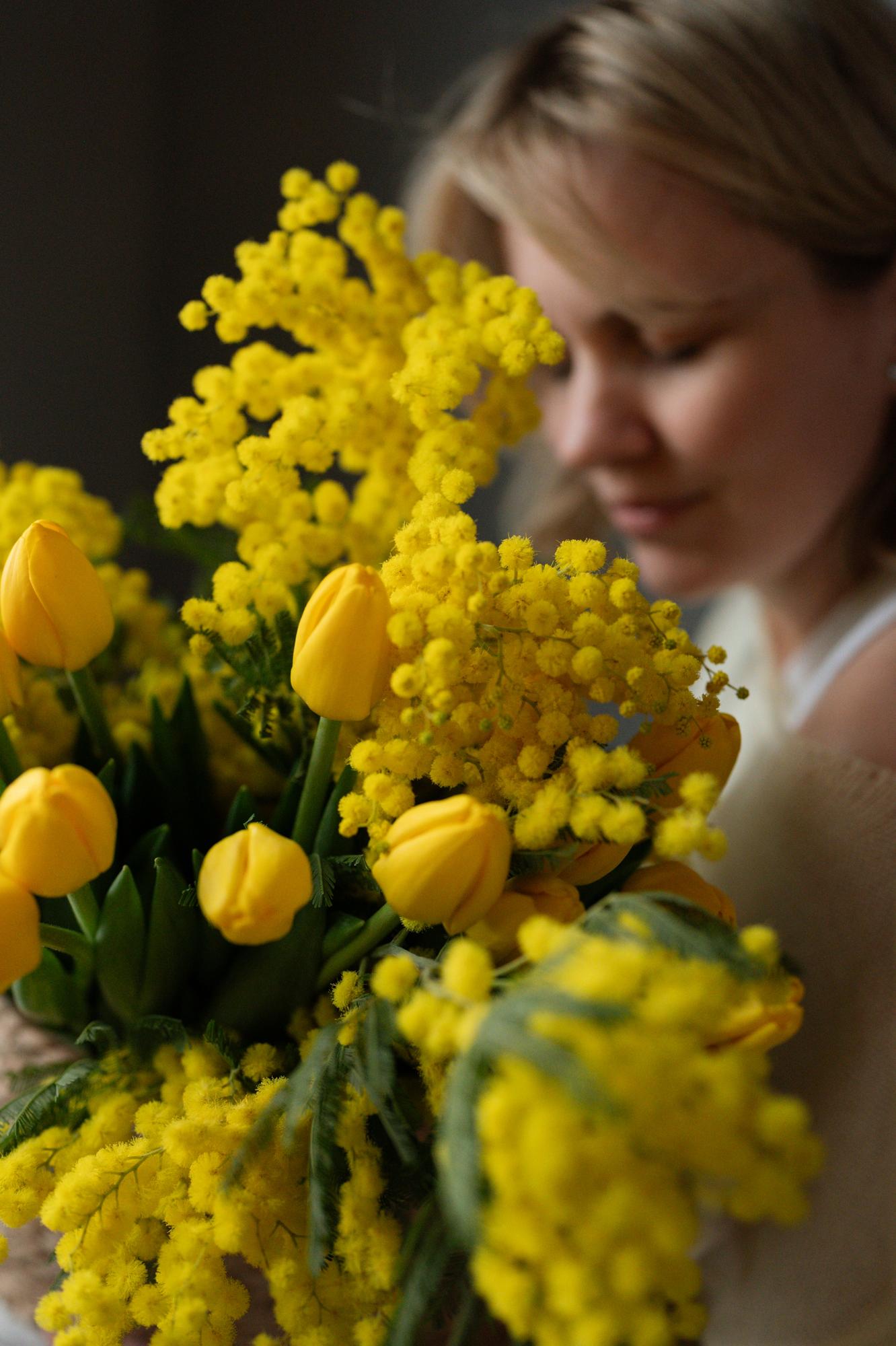 Корзина с мимозой и тюльпанами