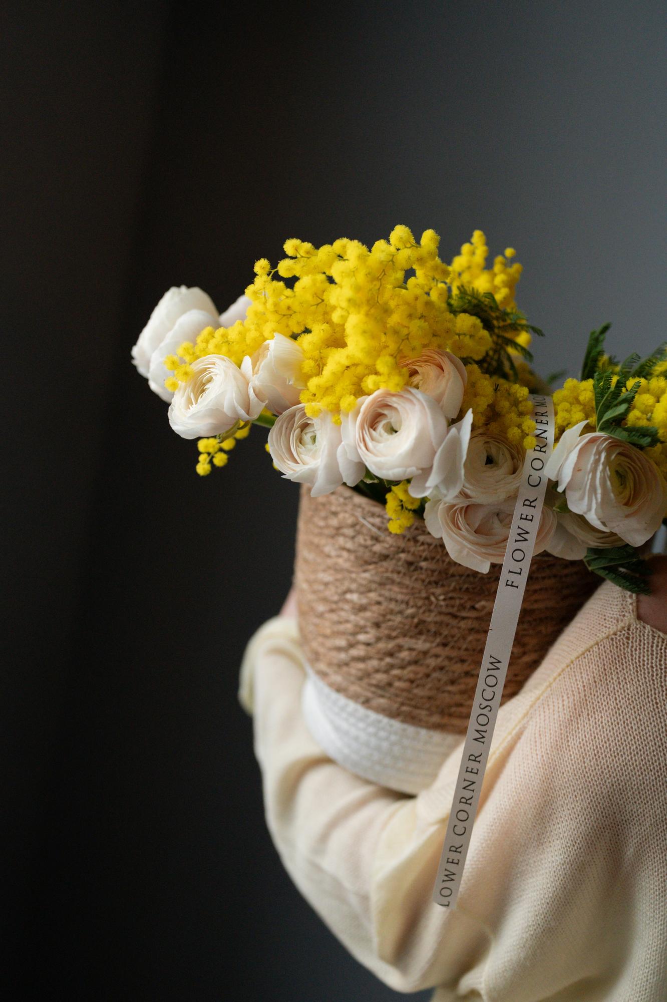 Корзина с ранункулюсами и мимозой