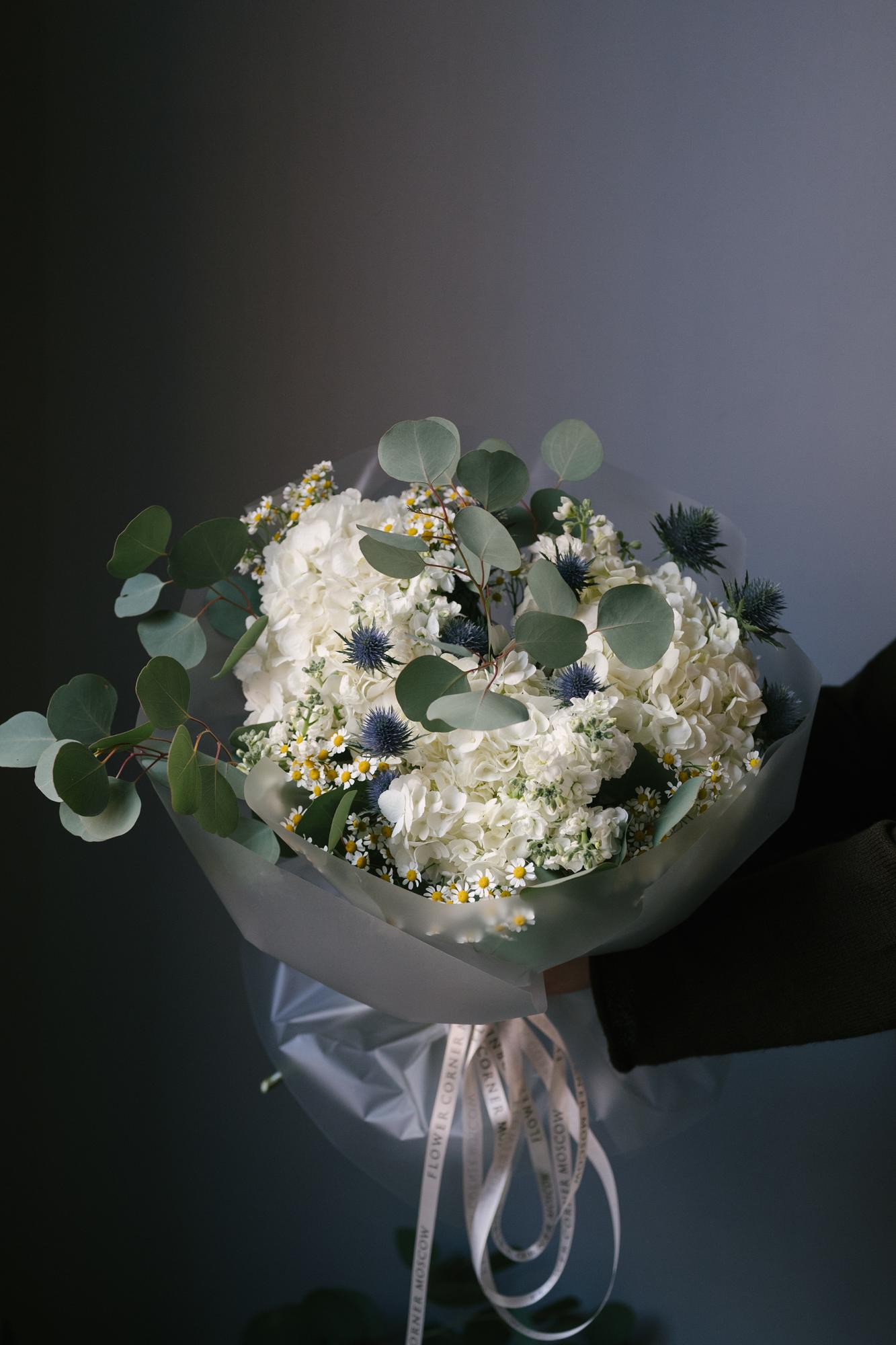 Букет с гортензией и эрингиумом