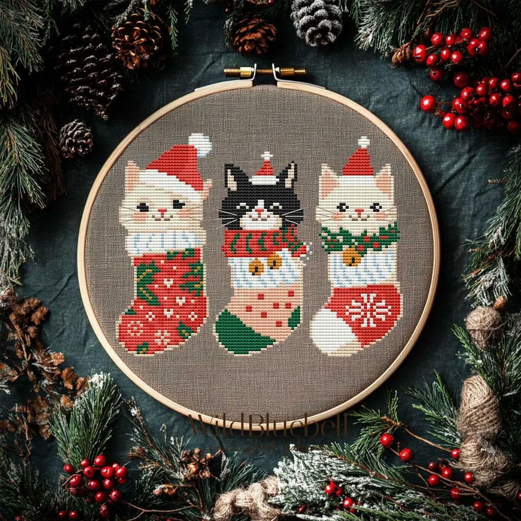 Коты в рождественских носках. Электронная схема вышивки крестиком