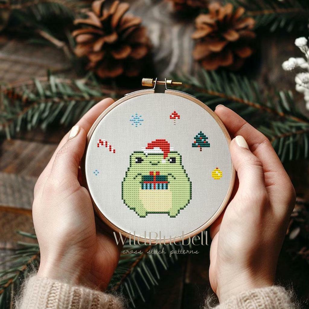 Новогодняя лягушка. Электронная схема вышивки крестиком