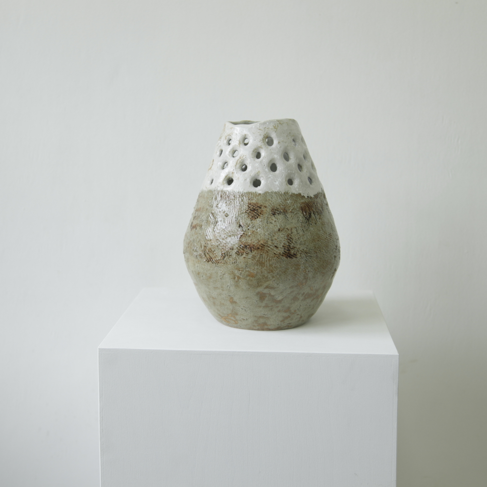 Ваза из серии "Свет внутри" песочная с белым