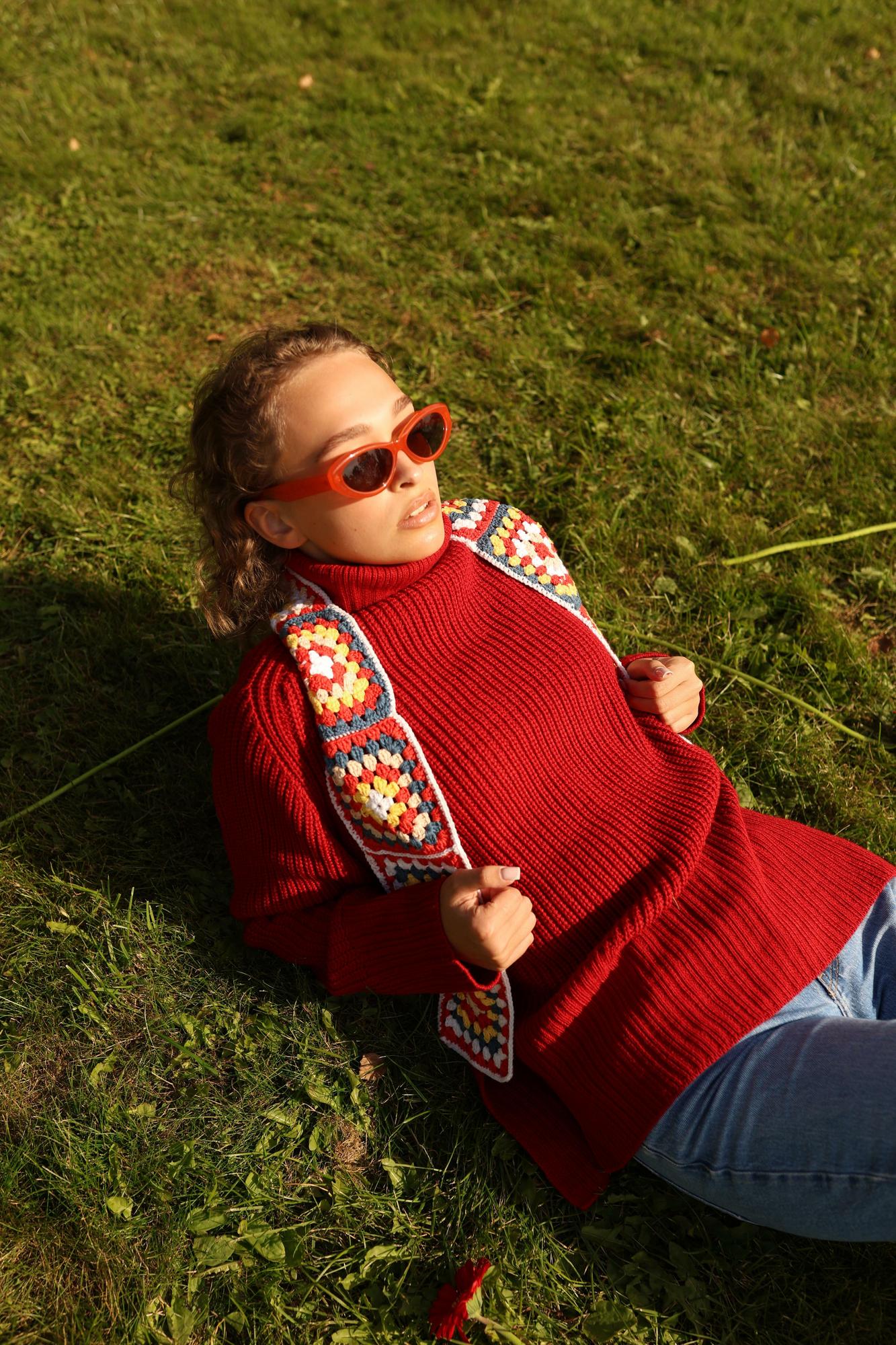 Шарф из бабушкиных квадратов Red