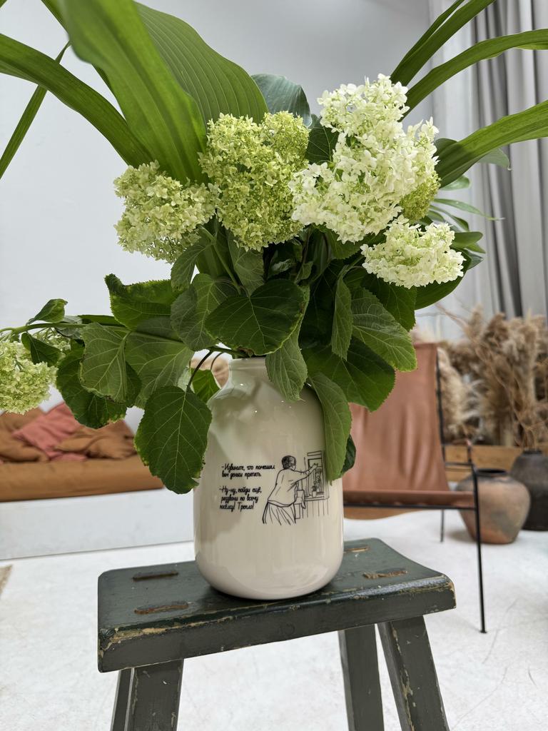 "Трехлитровая" Извините, что помешал вам деньги прятать.