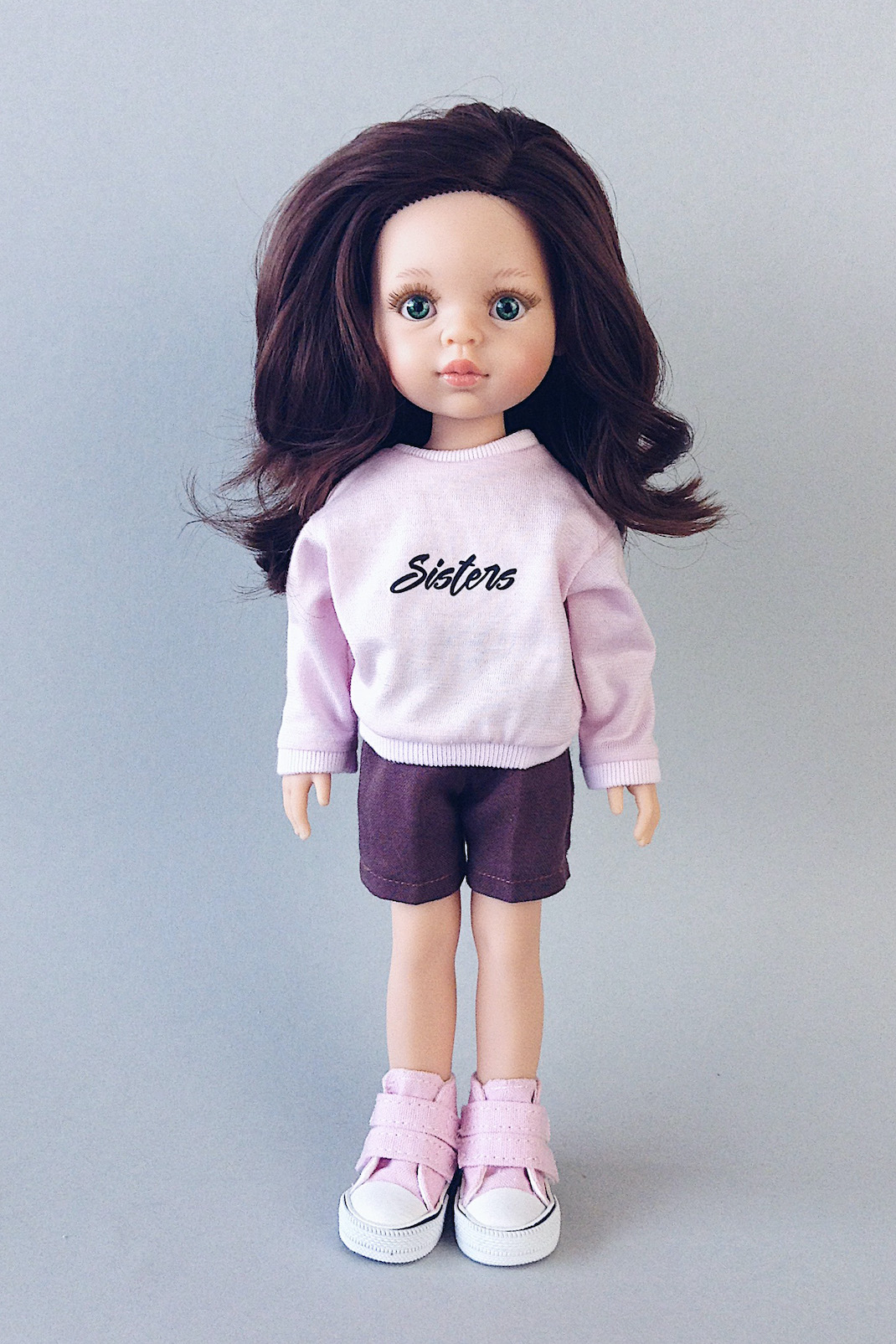 Кукла Кэрол в фирменном свитшоте