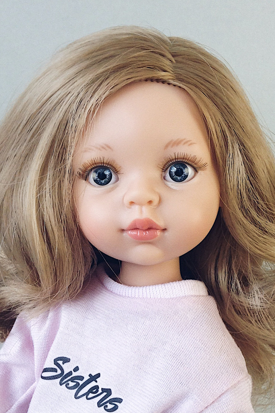 Кукла Карла Paola Reina в фирменном свитшоте