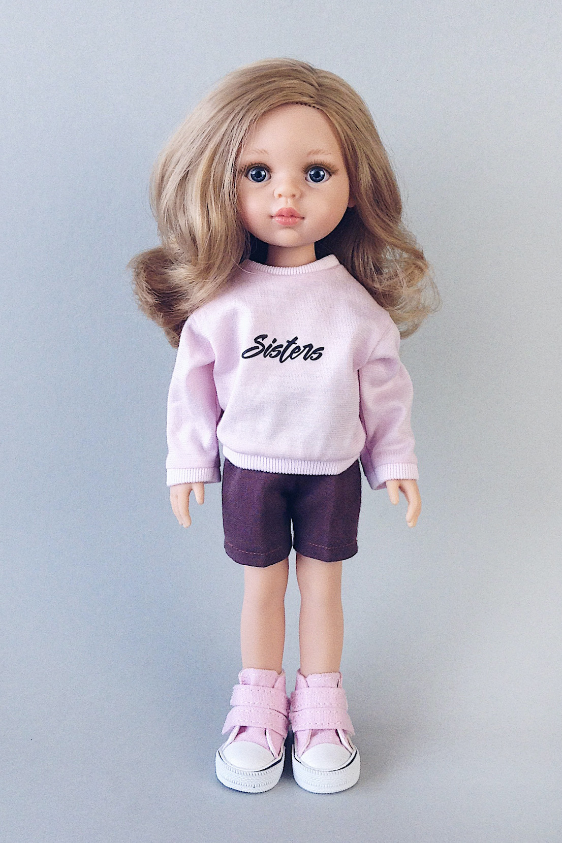 Кукла Карла Paola Reina в фирменном свитшоте