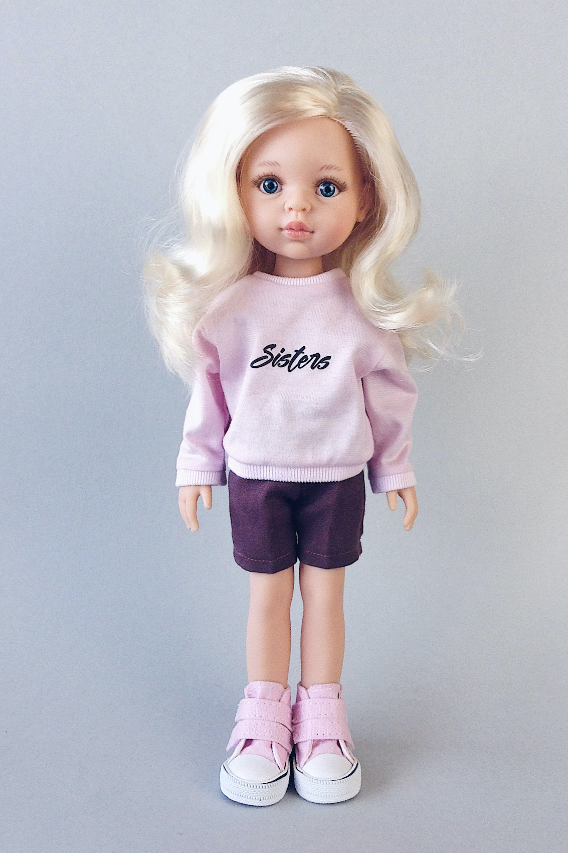 Кукла Клаудия блондинка в фирменном свитшоте
