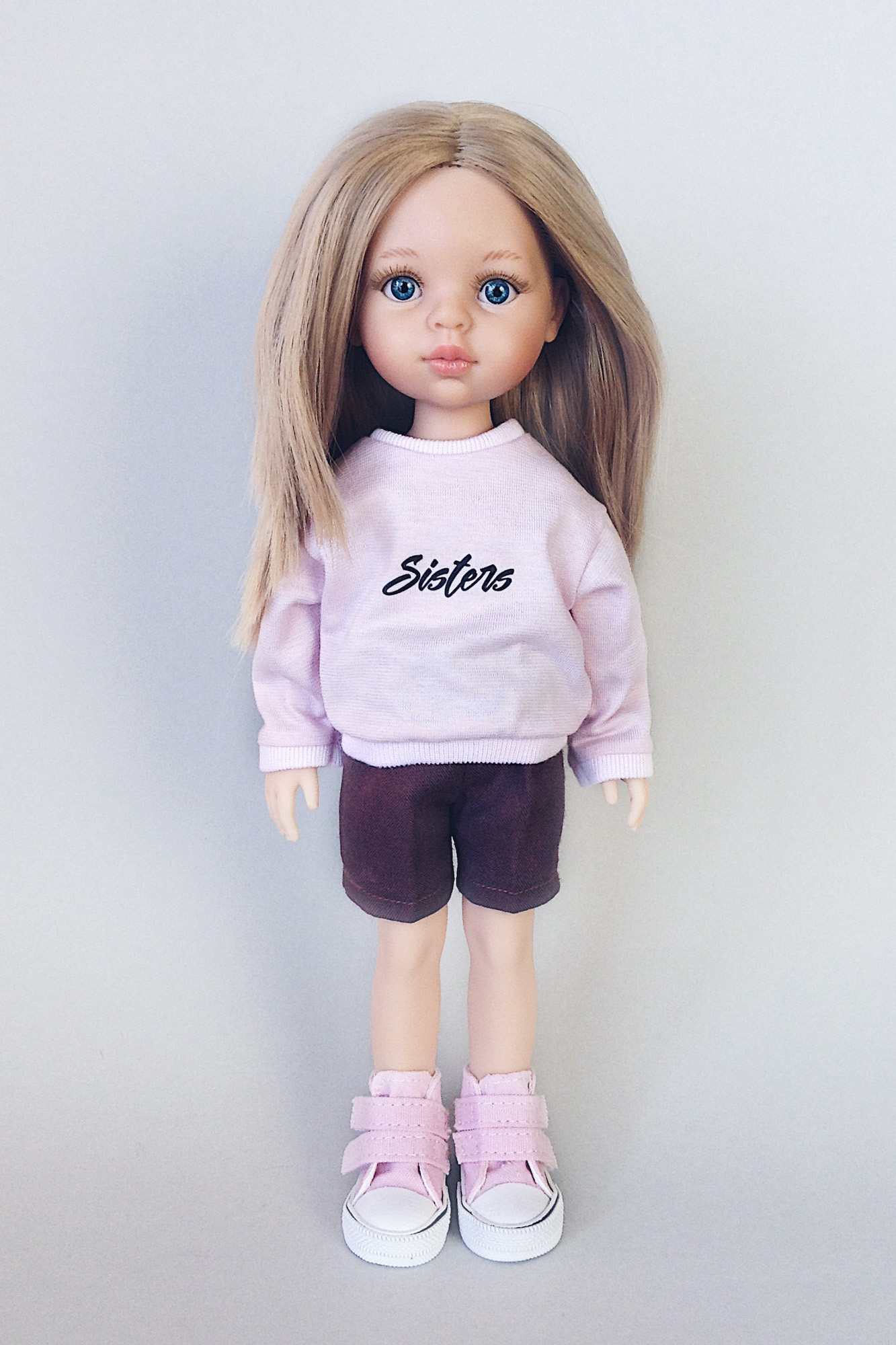 Кукла Карла с прямыми волосами в фирменном свитшоте