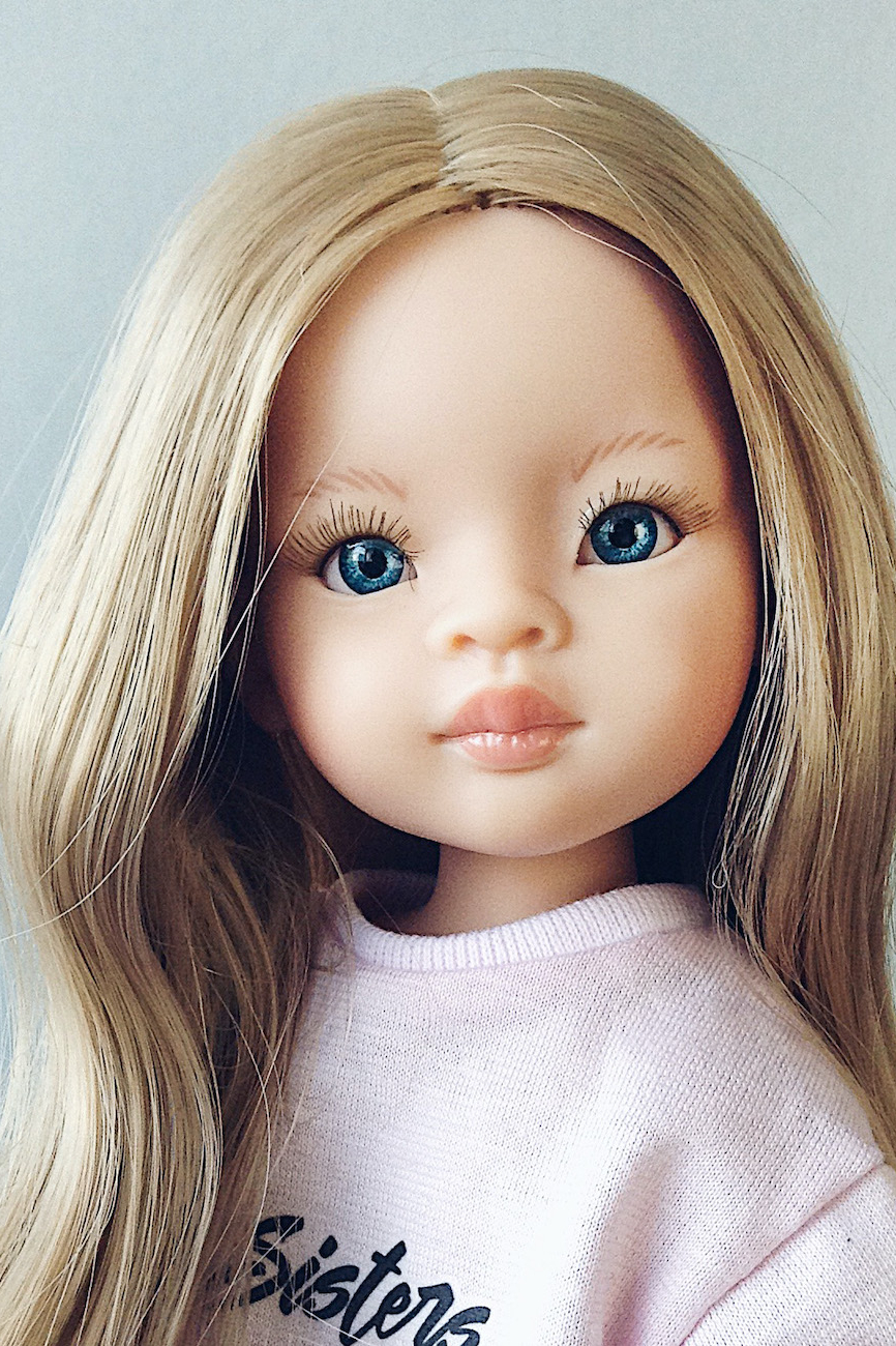 кукла Маника Paola Reina в фирменном свитшоте