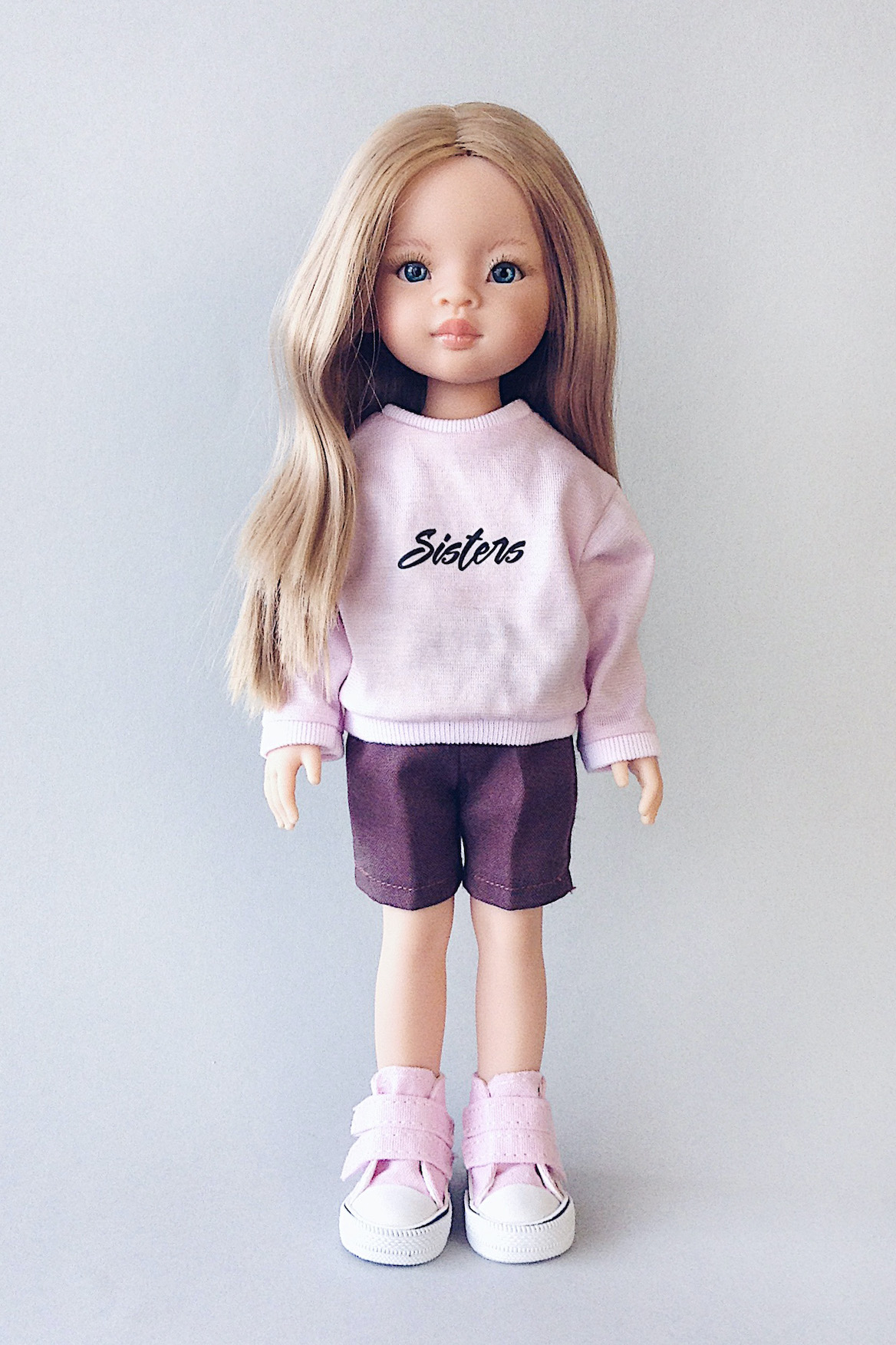 кукла Маника Paola Reina в фирменном свитшоте