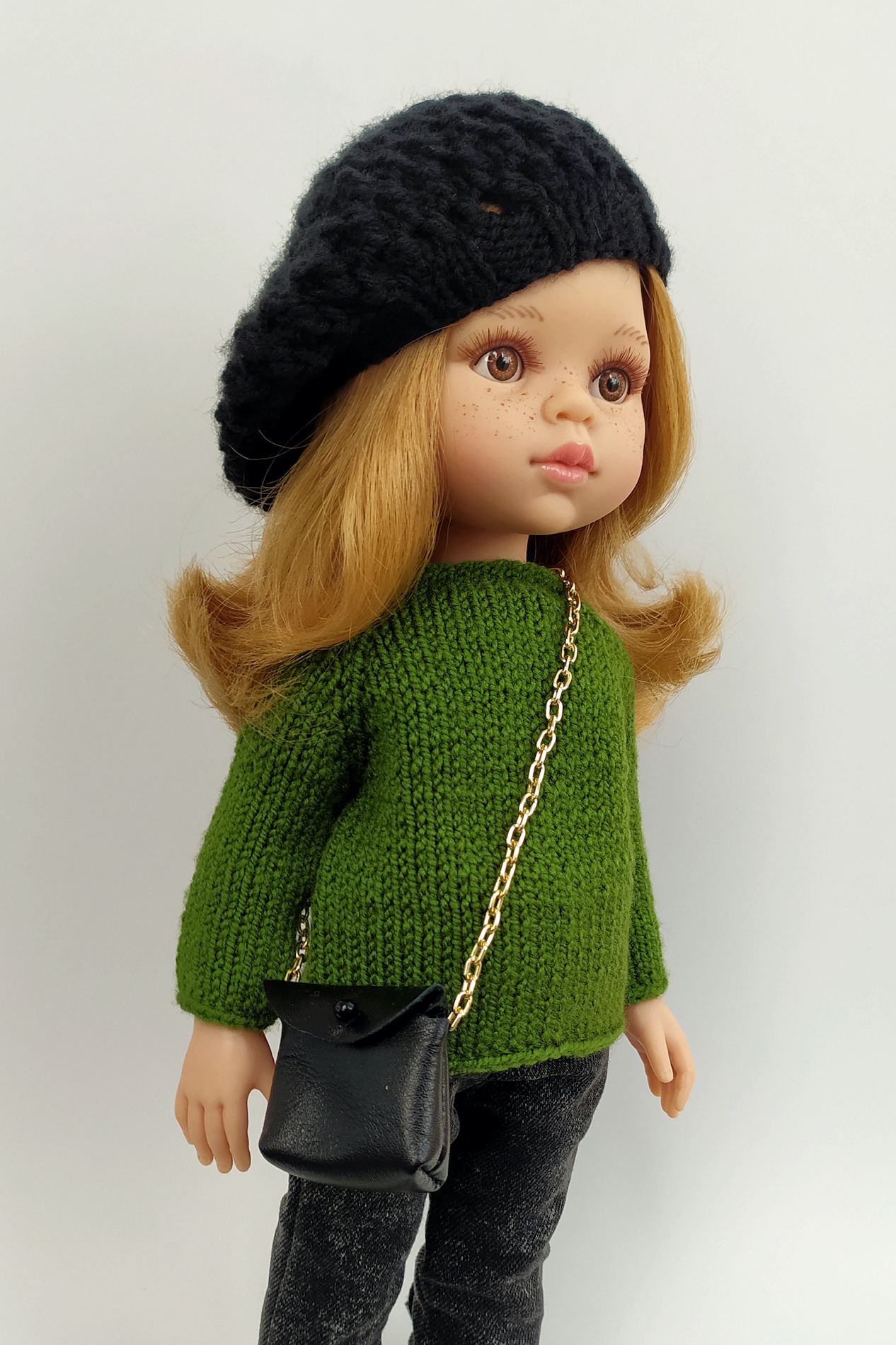 кукла Даша Paola Reina с сумочкой в свитере, джинсах, берете