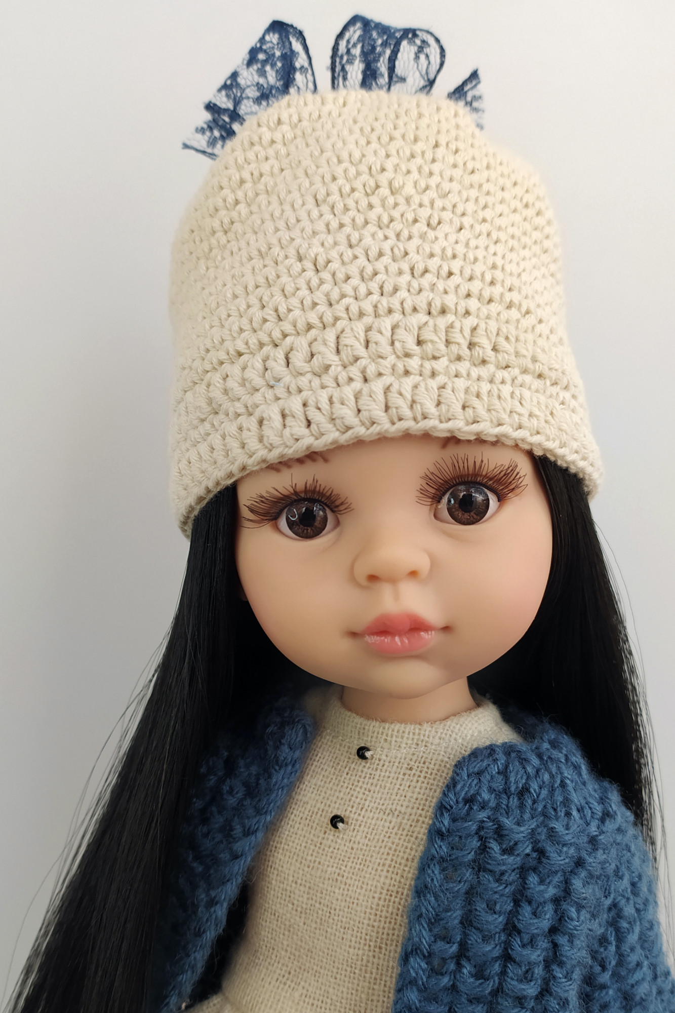 Кукла Карина с черными длинными волосами в платье и кардигане