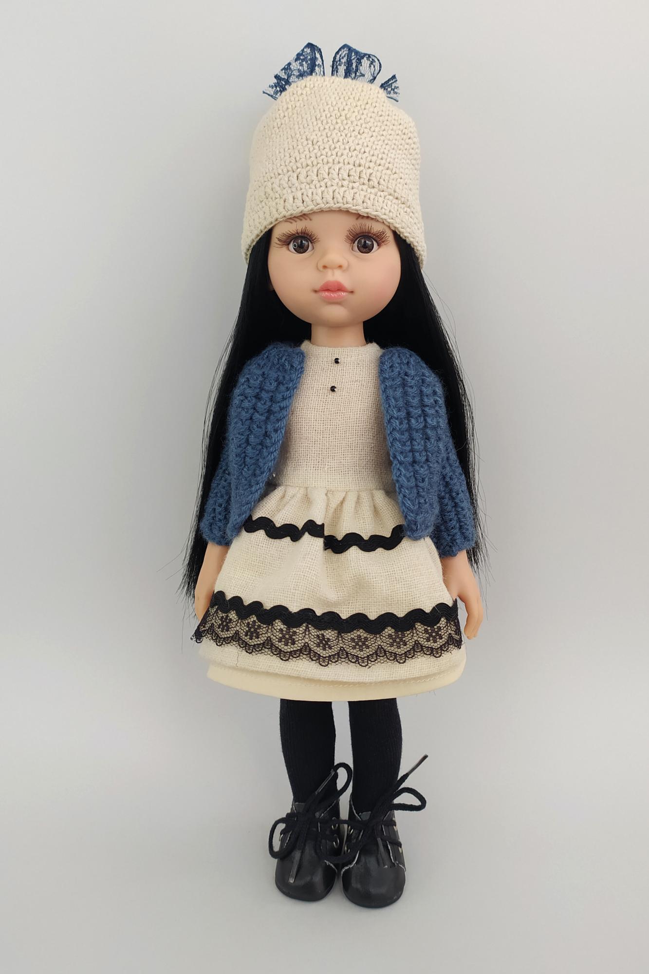 Кукла Карина с черными длинными волосами в платье и кардигане