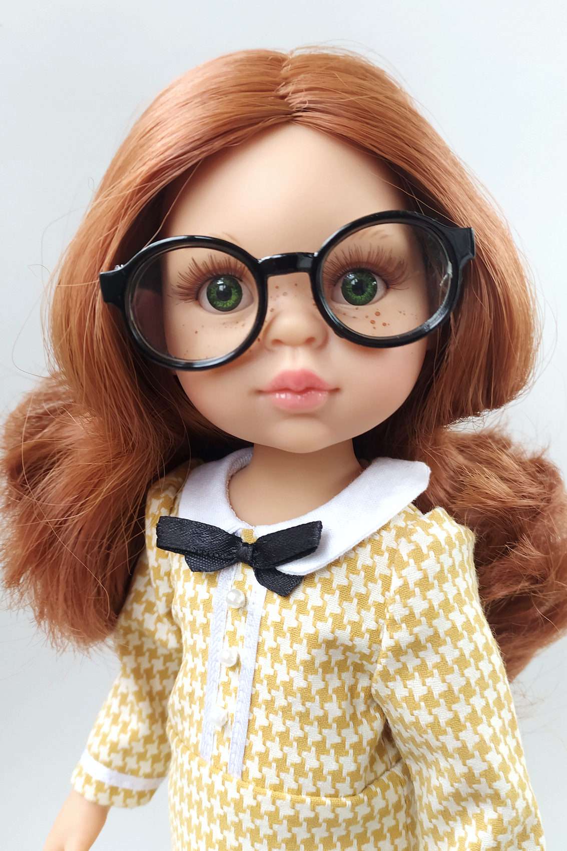 Кукла Кристи в платье и очках