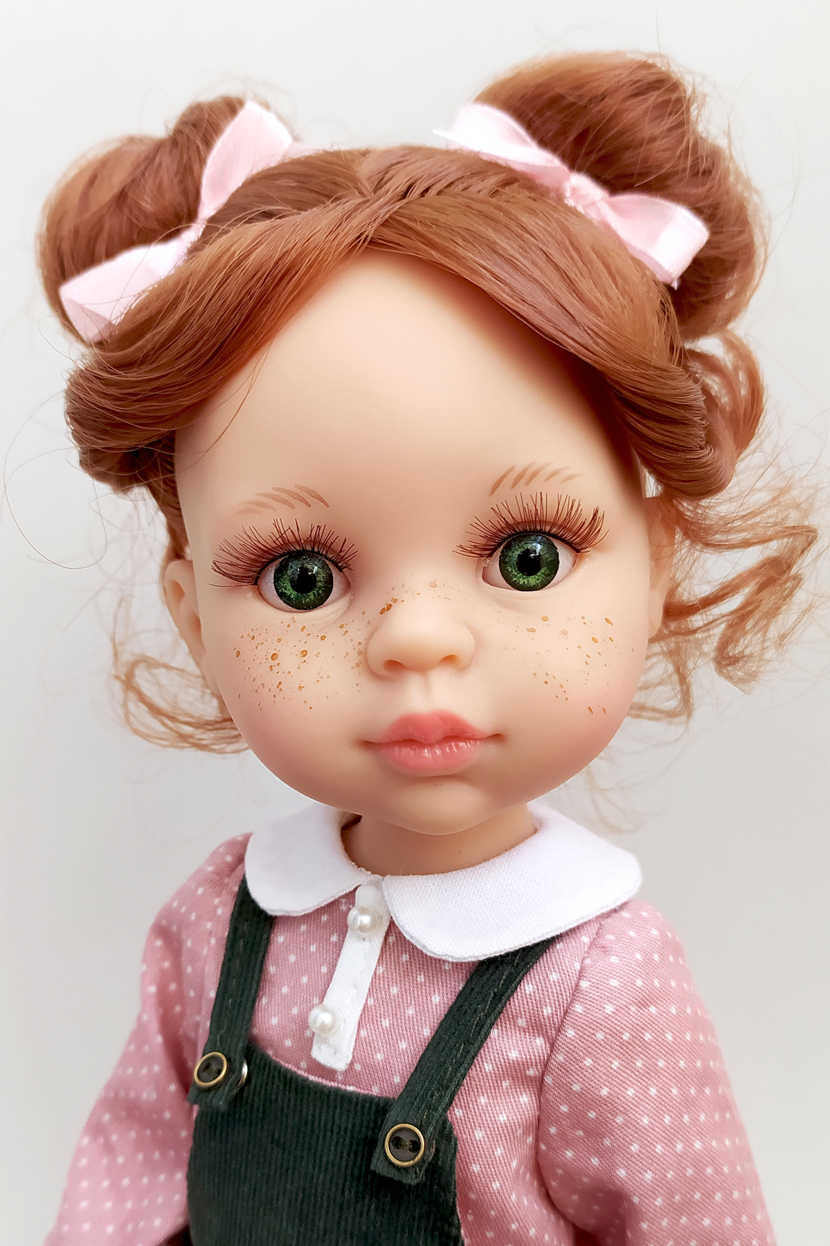 Кукла Кристи с пучками в блузе и комбинезоне