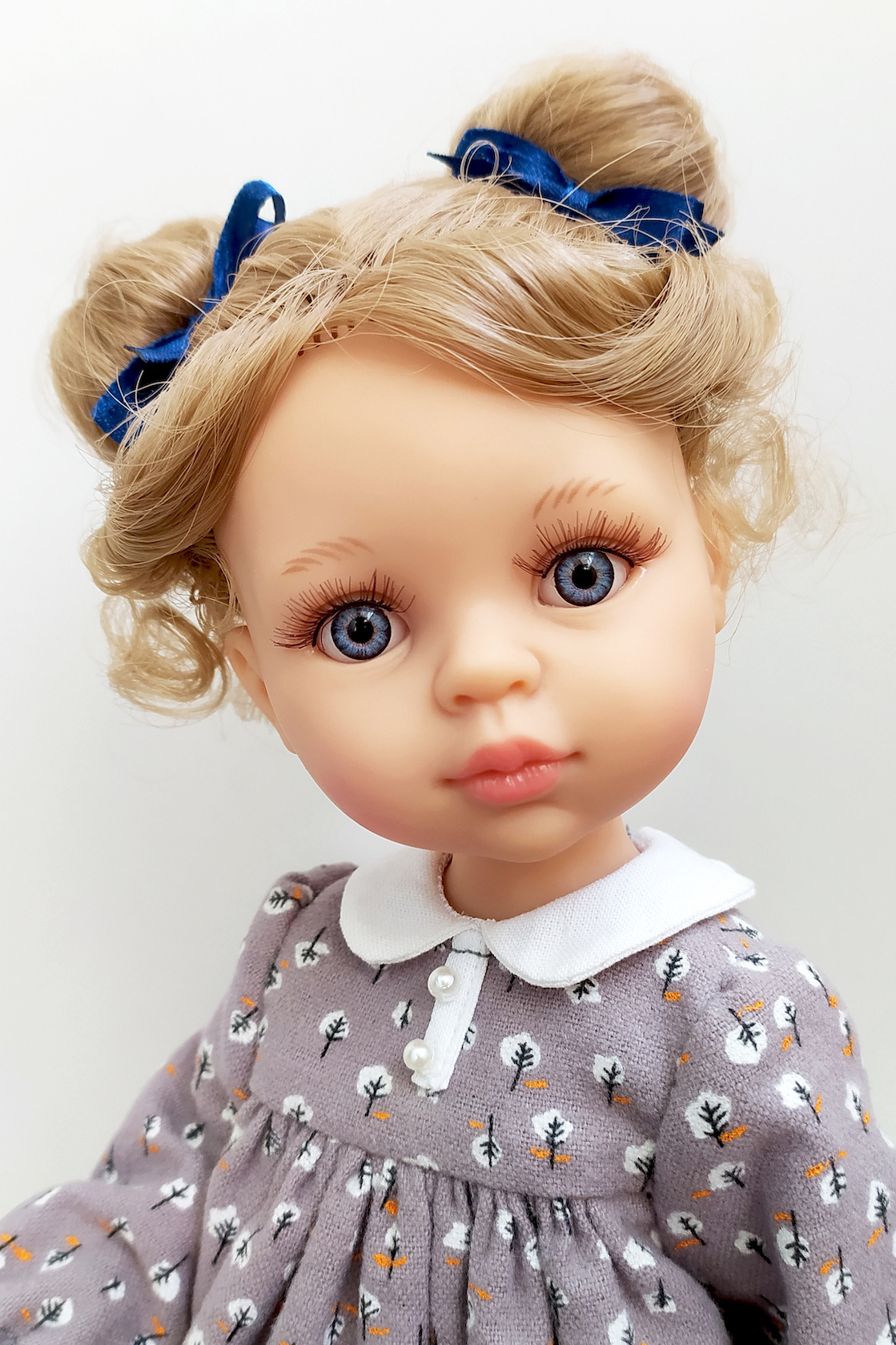 Кукла Валерия с двумя пучками в сером платье