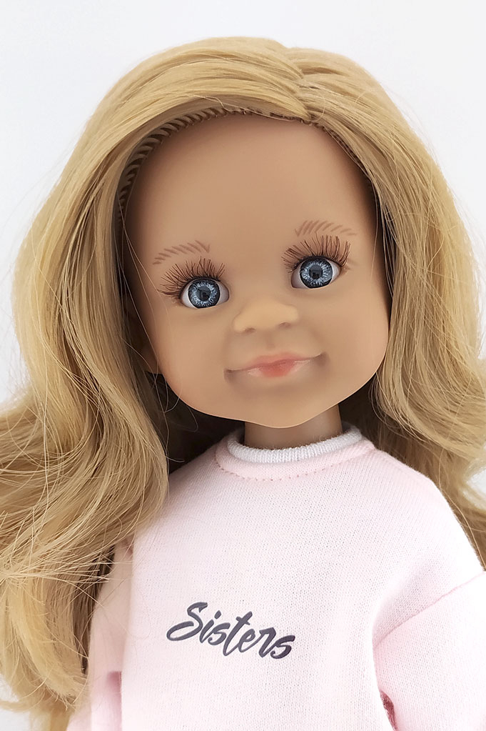 Кукла Ирис в фирменном свитшоте