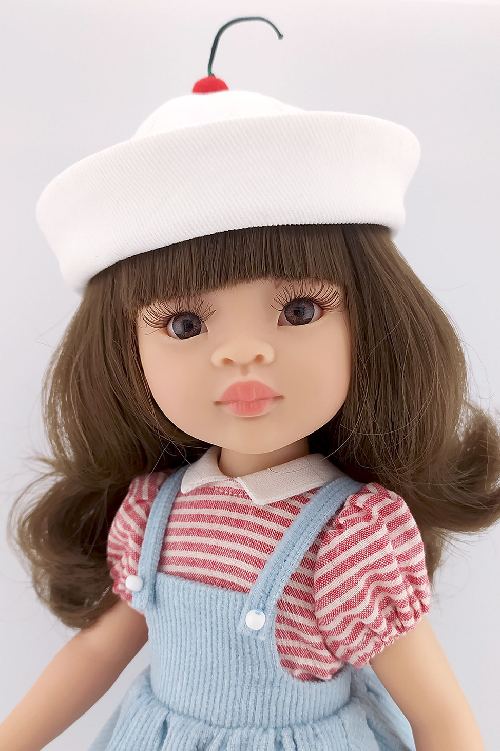 Кукла Мали Паола Рейна в сарафане и панаме с вишенкой