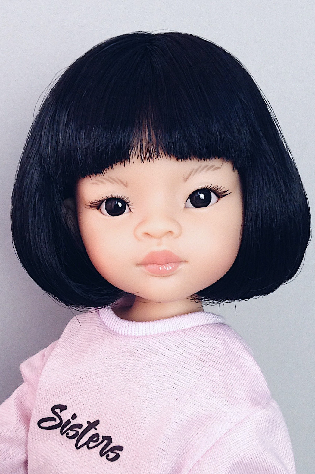 Кукла Лиу с каре в фирменном свитшоте