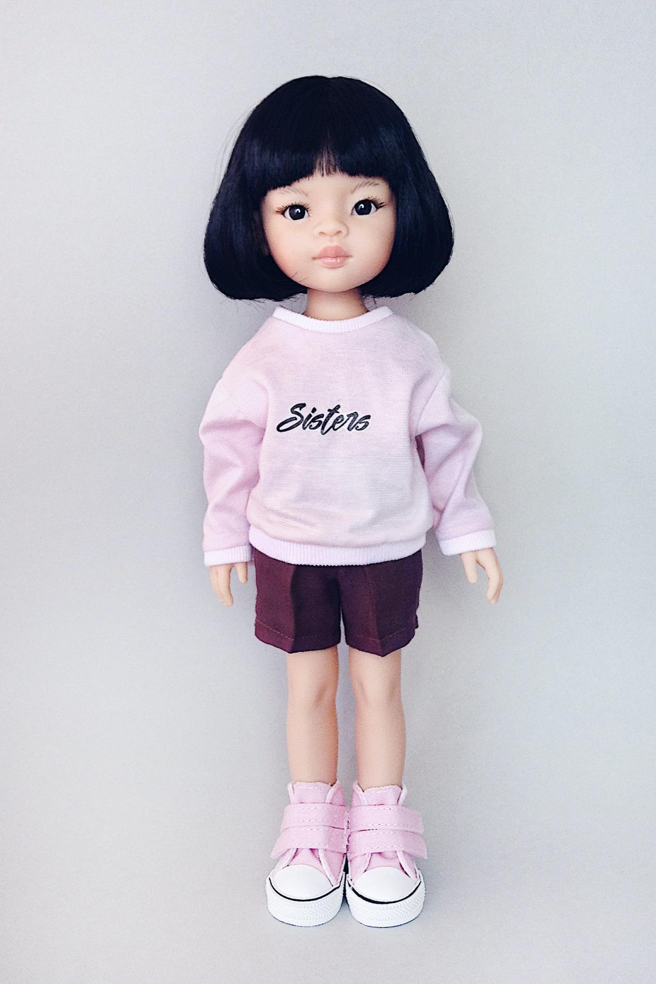 Кукла Лиу с каре в фирменном свитшоте