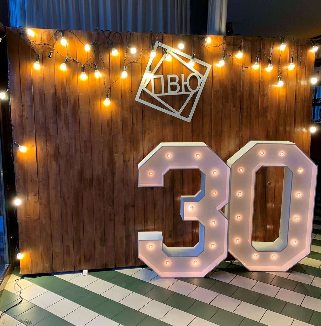 Деревянная фотозона со светящимися цифрами