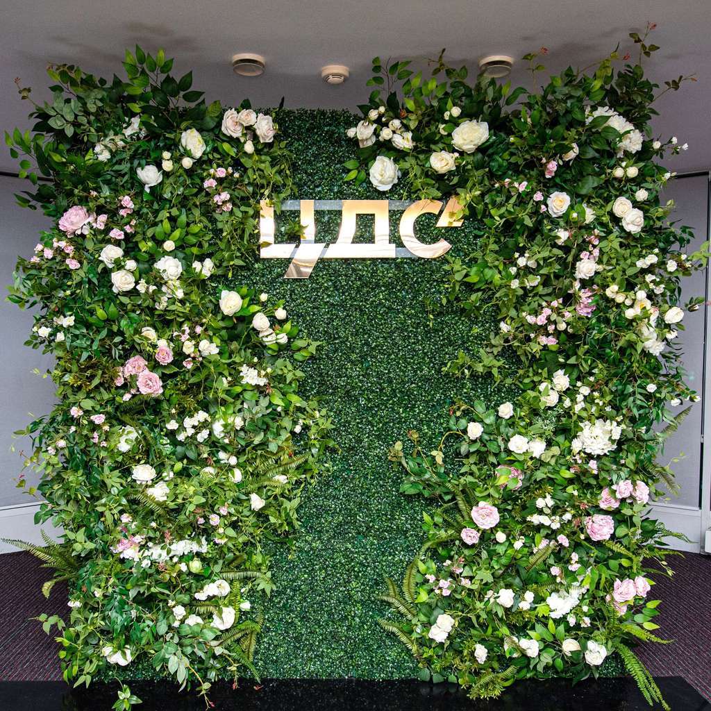 Цветочная фотозона для корпоратива