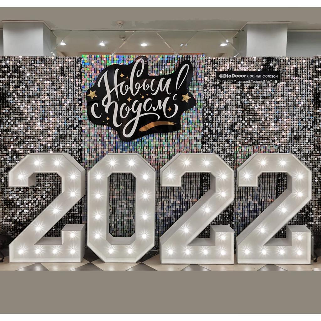 Новогодняя фотозона с цифрами 2027 и фоном из пайеток
