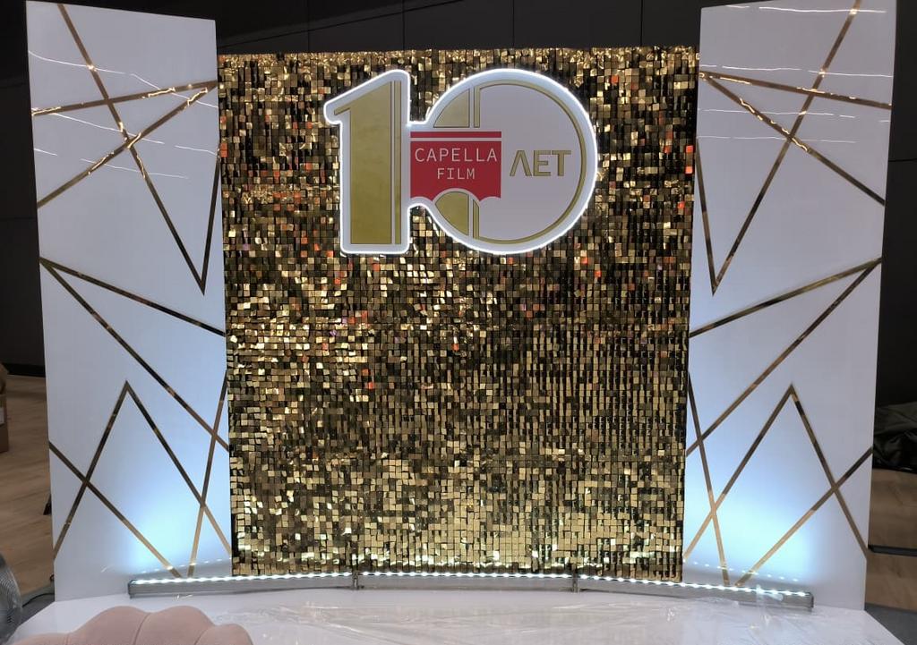 Фотозона в стиле "Гэтсби" с белыми панелями