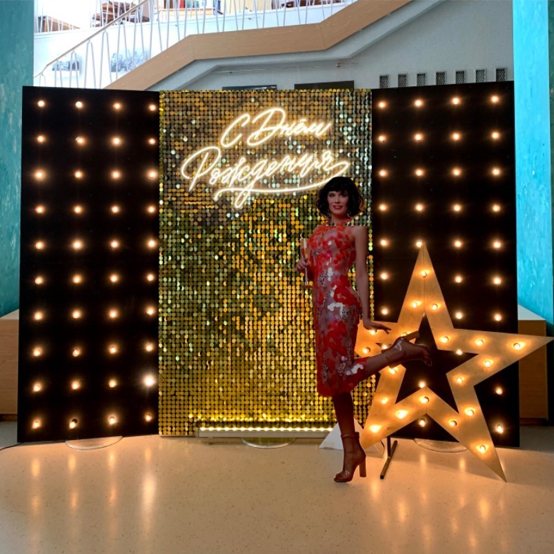 Фотозона с лампочками на черном фоне (2.4x3.5 м)