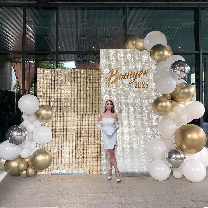 Ярусная фотозона из пайеток с шарами