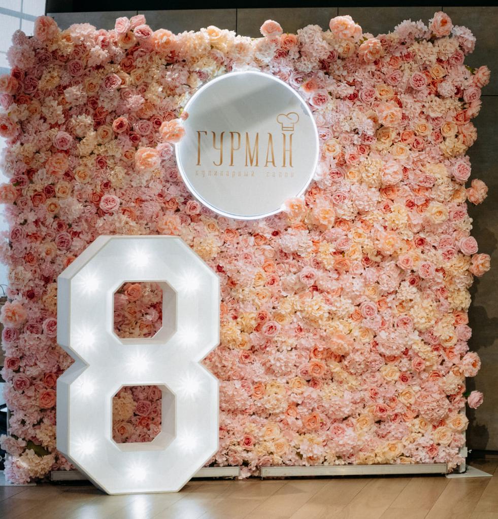Фотозона цветочная стена из роз