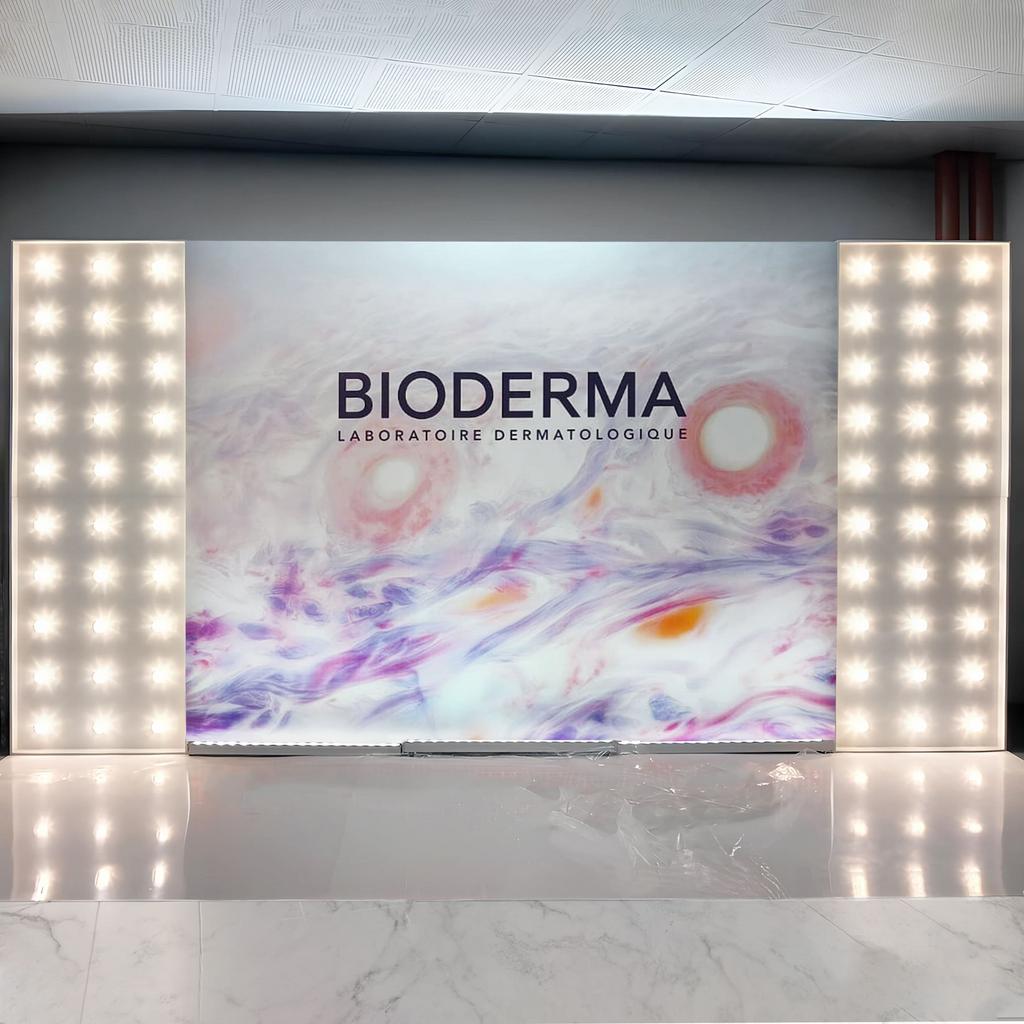 Белая световая фотозона с баннером