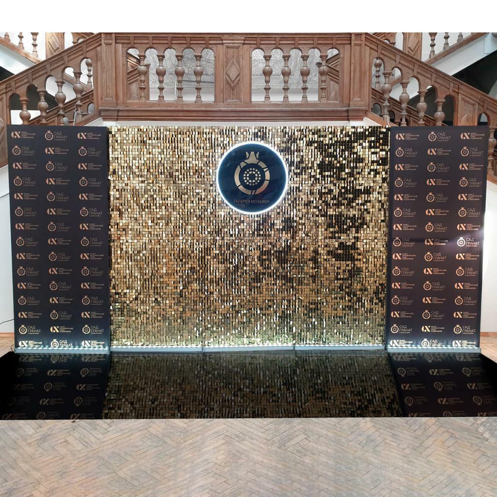 Фотозона с пайетками и баннерными боковыми панелями