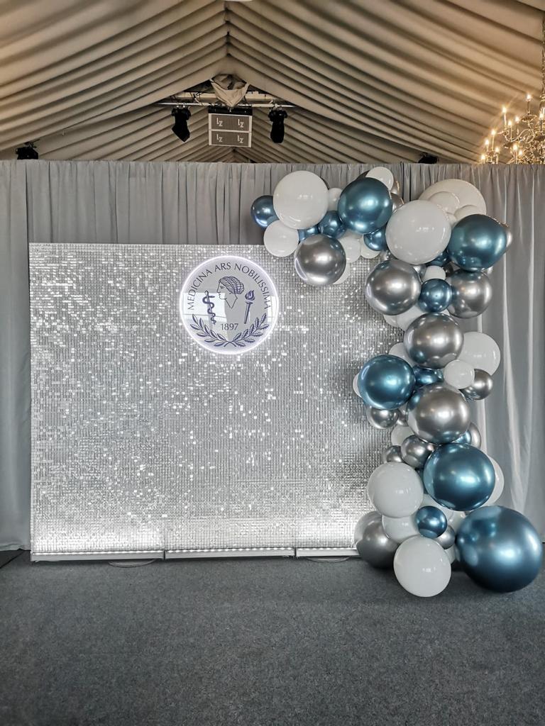 Фотозона пайетки с шарами и неоновым кольцом с надписью