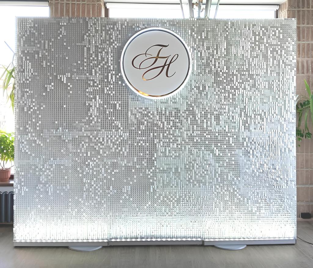 Фотозона с неоновым кольцом и индивидуальной надписью