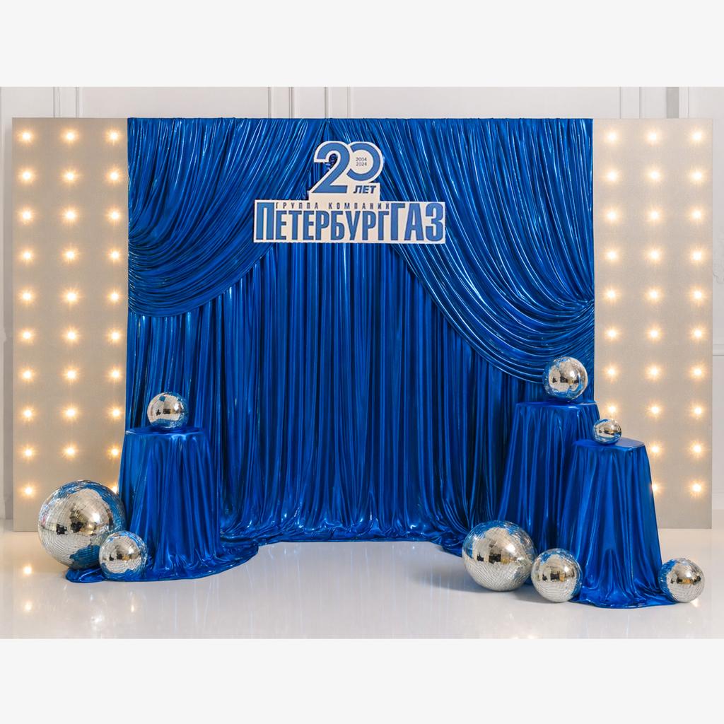 Фотозона из ткани с белыми панелями из лампочек