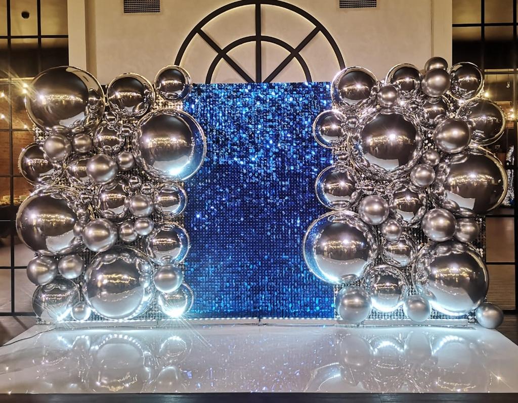 Зеркальная фотозона с пластиковыми шарами и пайетками